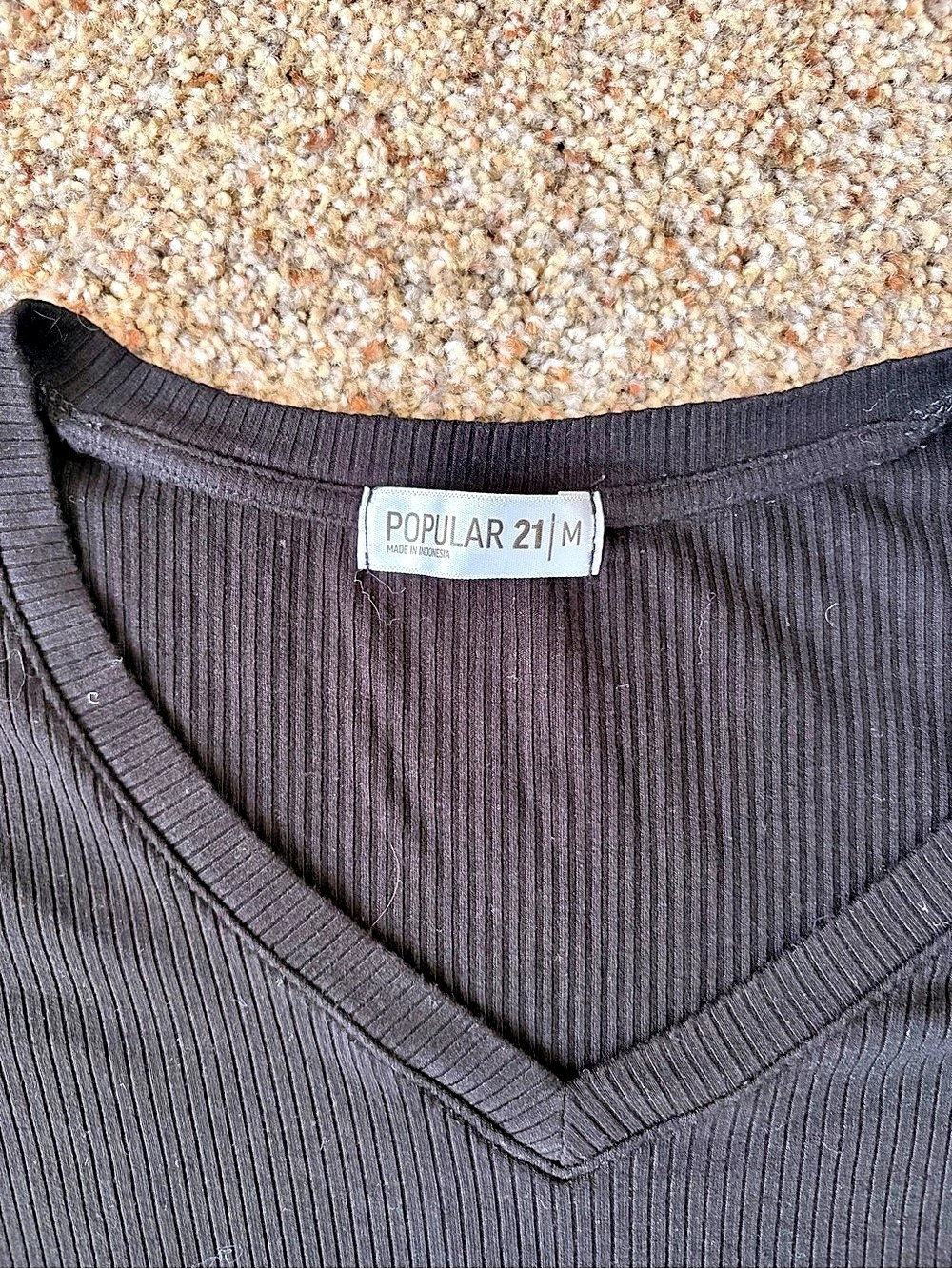 Popular 21 Ribbed V-Neck Tee Size Medium - Picture 2 of 3